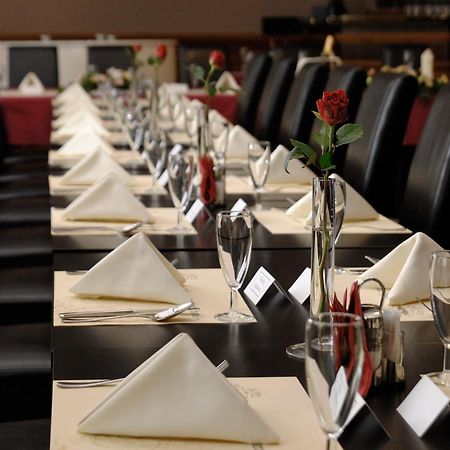 Hotel Zlata Stika Pardubice Buitenkant foto
