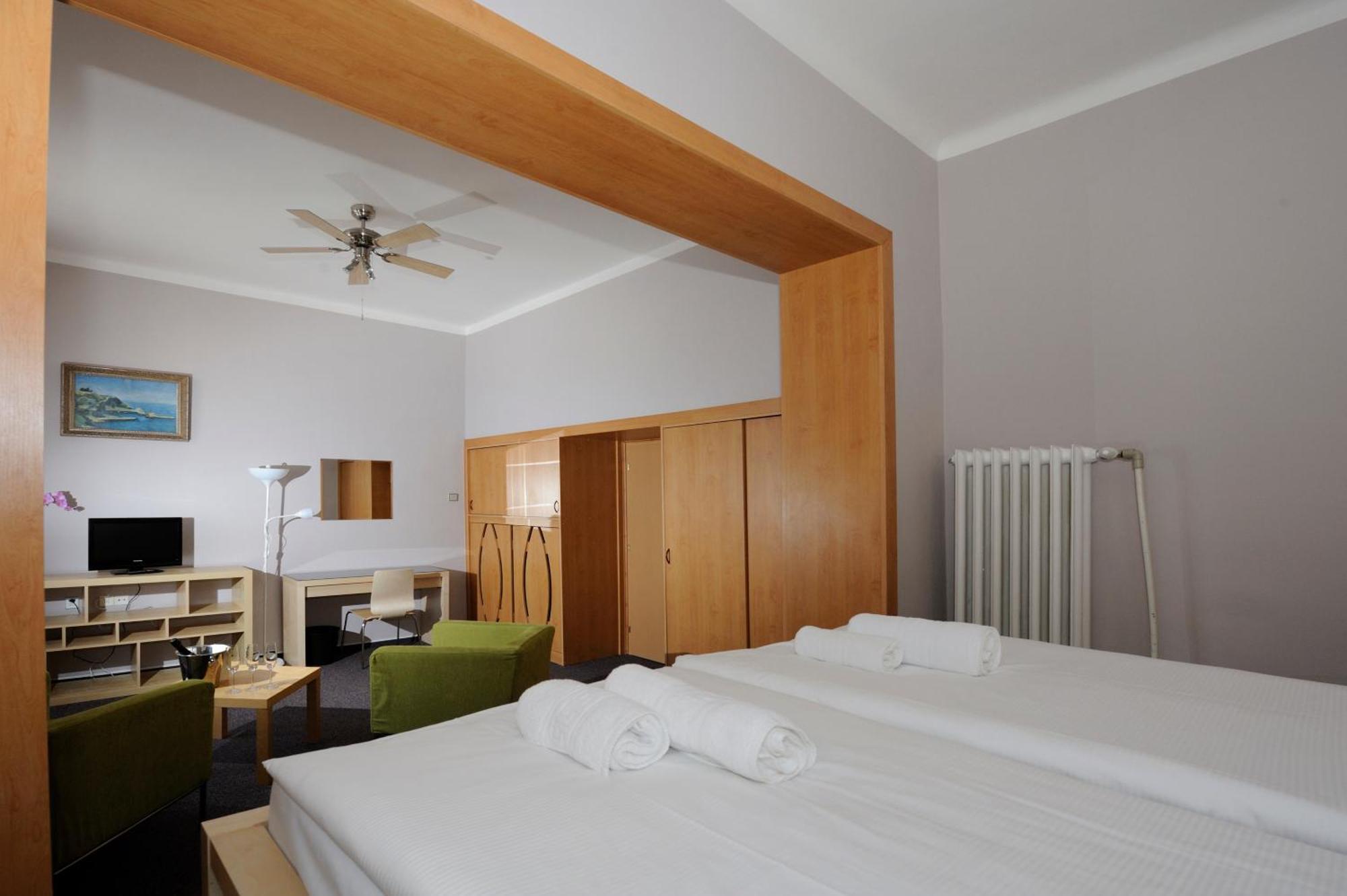 Hotel Zlata Stika Pardubice Buitenkant foto
