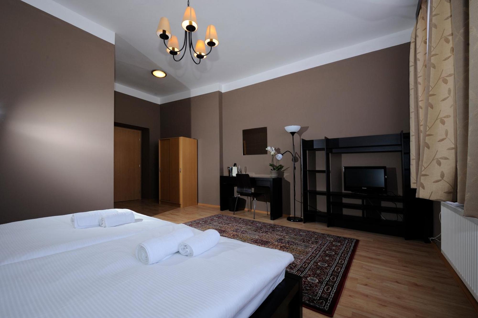 Hotel Zlata Stika Pardubice Buitenkant foto