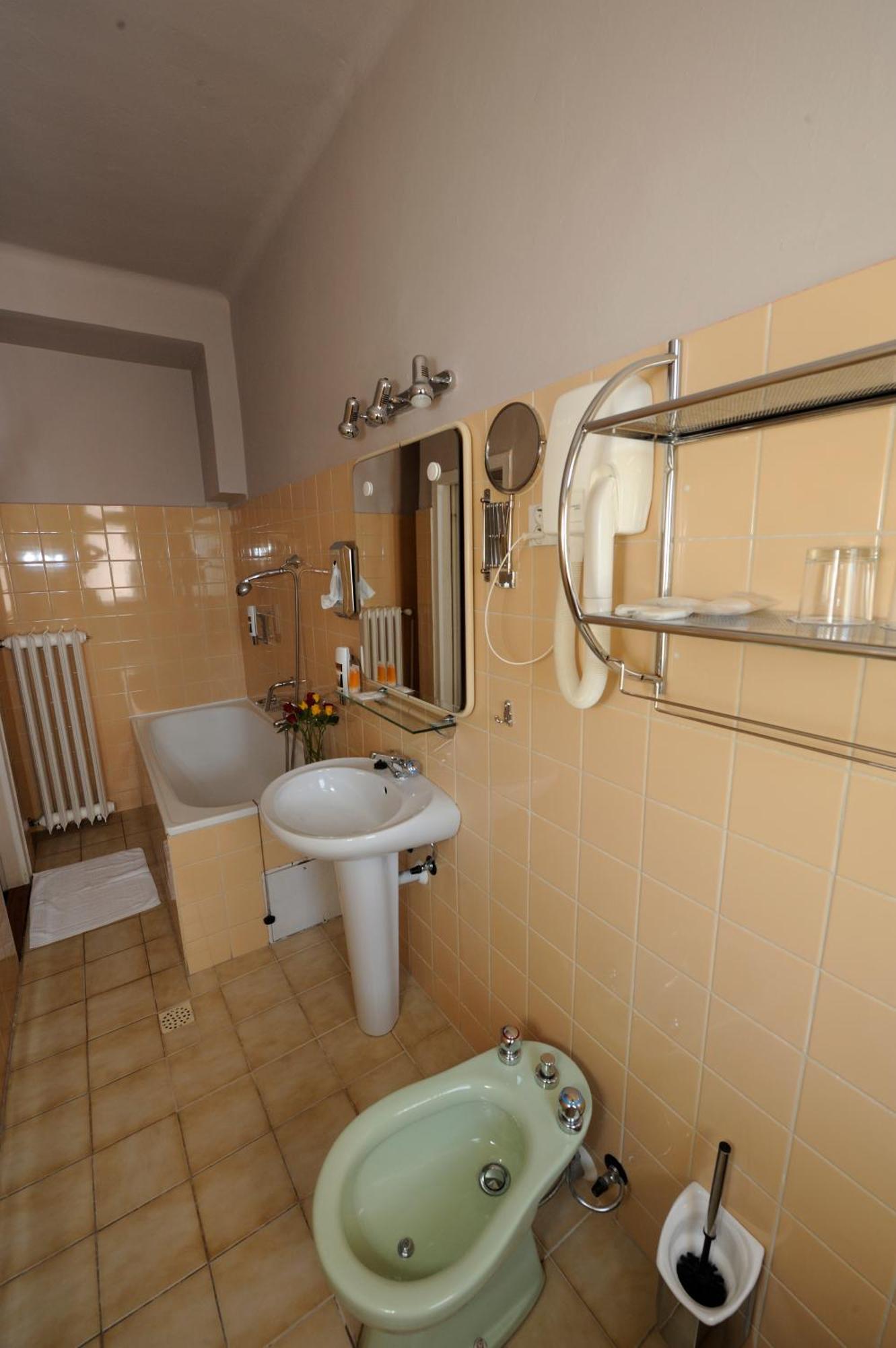 Hotel Zlata Stika Pardubice Buitenkant foto
