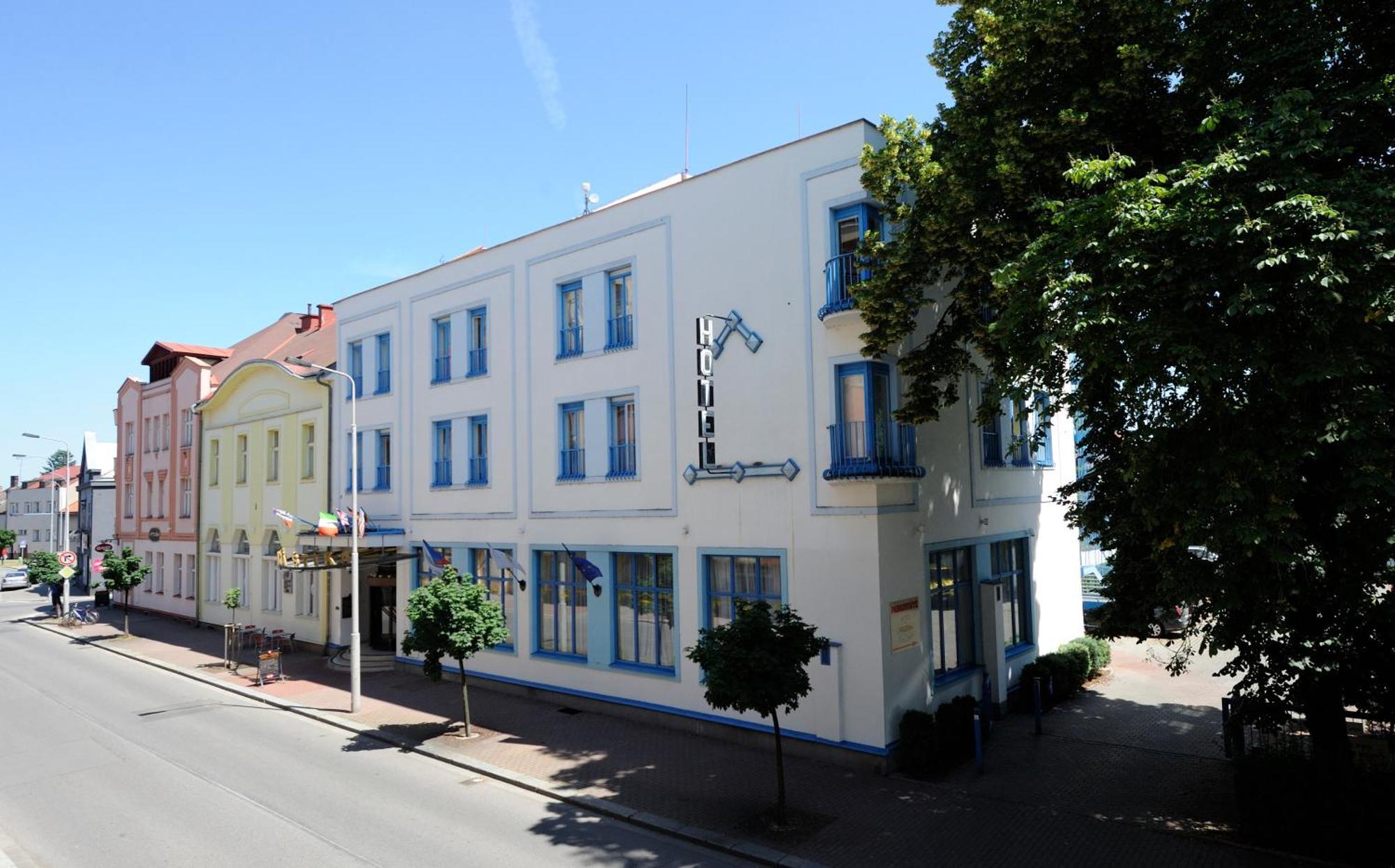 Hotel Zlata Stika Pardubice Buitenkant foto