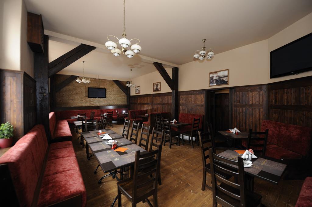 Hotel Zlata Stika Pardubice Buitenkant foto