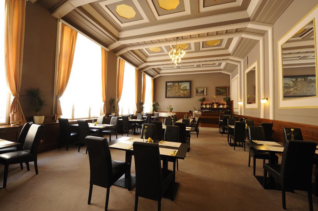 Hotel Zlata Stika Pardubice Buitenkant foto
