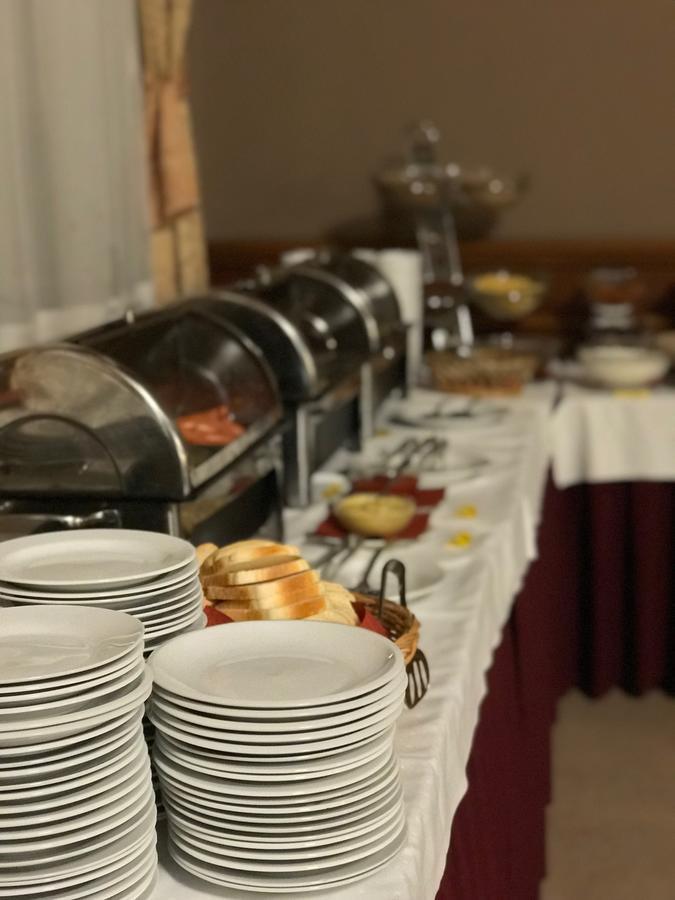 Hotel Zlata Stika Pardubice Buitenkant foto